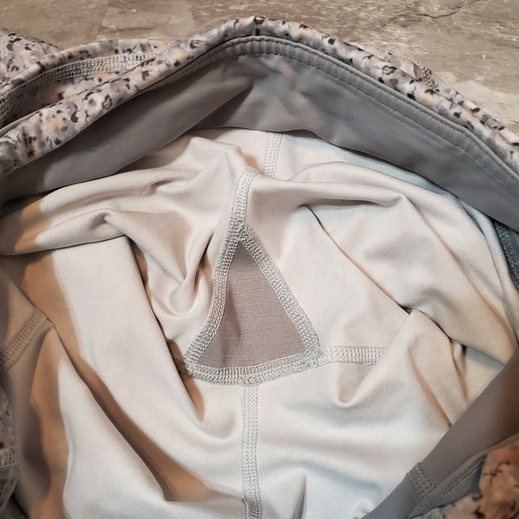 Lululemon Pace Queen Tight. Crop legging. Flower. Grey, light tan. Size 4. - Picture 12 of 15